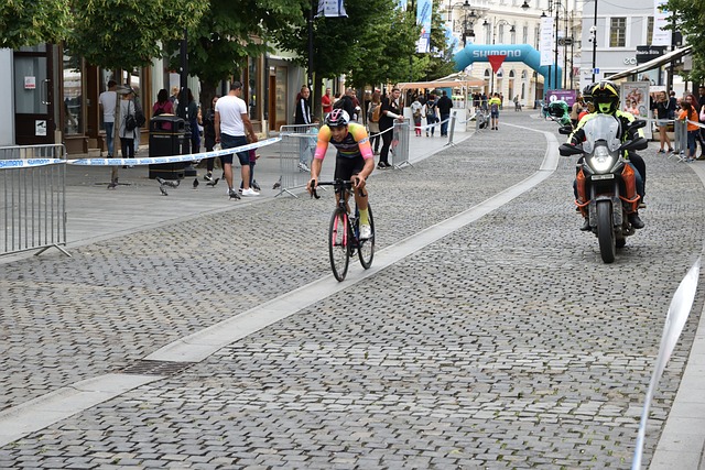 并展现了超 并展现了超